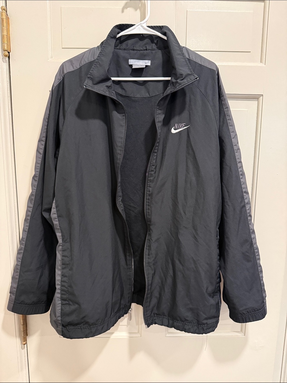 1990's/Y2K Era Nike Menโs Black and Gray Lightweight Windbreaker Jacket Size L
